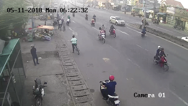 Đồng Nai: Sang đường ngược chiều, 2 người đàn ông bị xe ô tô 7 chỗ húc văng Đồng Nai: Sang đường ngược chiều, 2 người đàn ông bị xe ô tô 7 chỗ húc văng