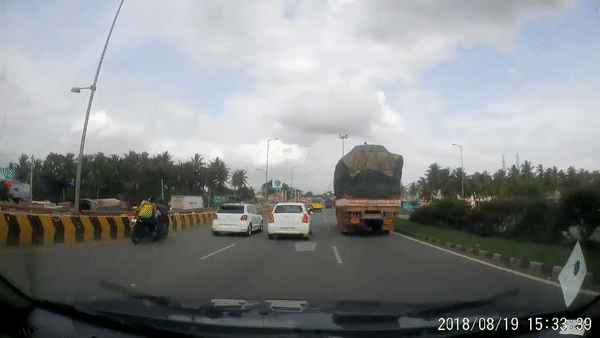 Bố mẹ ngã xuống đường, con vẫn ngồi trên xe máy lao vun vút trên cao tốc Bố mẹ ngã xuống đường, con vẫn ngồi trên xe máy lao vun vút trên cao tốc