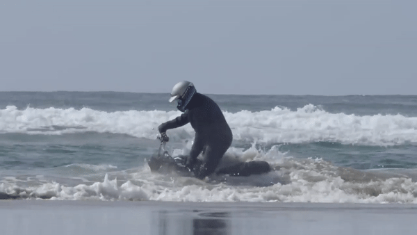 Hai thanh niên lao Triumph Street Scrambler gần 400 triệu đồng xuống biển và cái kết Hai thanh niên lao Triumph Street Scrambler gần 400 triệu đồng xuống biển và cái kết