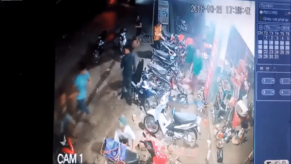 Kinh hoàng ô tô mất lái san phẳng tiệm sửa xe đông người tại Vĩnh Phúc Kinh hoàng ô tô mất lái san phẳng tiệm sửa xe đông người tại Vĩnh Phúc