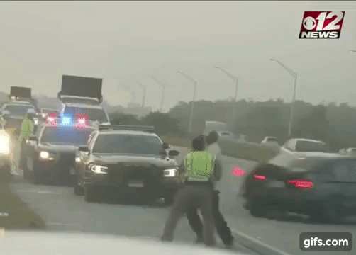 Audi A3 xoay vài vòng trước khi tông vào cảnh sát đang làm nhiệm vụ trên đường cao tốc Audi A3 xoay vài vòng trước khi tông vào cảnh sát đang làm nhiệm vụ trên đường cao tốc