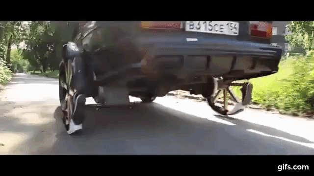 Cười vỡ bụng với màn bánh xe chạy bằng... giầy thể thao Cười vỡ bụng với màn bánh xe chạy bằng... giầy thể thao