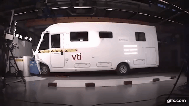 Xe RV vỡ nát nguy hiểm trong thử nghiệm va chạm gây sốc cho giới chuyên gia Xe RV vỡ nát nguy hiểm trong thử nghiệm va chạm gây sốc cho giới chuyên gia
