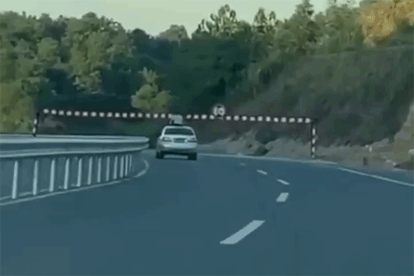 Thò người ra ngoài cửa sổ trời, cậu bé tử vong vì đập đầu vào thanh giới hạn chiều cao Thò người ra ngoài cửa sổ trời, cậu bé tử vong vì đập đầu vào thanh giới hạn chiều cao