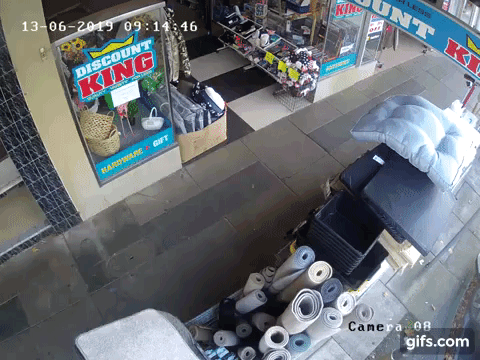 Hốt hoảng trước video cụ ông 86 tuổi lao xe ở tốc độ 72 km/h trên vỉa hè Hốt hoảng trước video cụ ông 86 tuổi lao xe ở tốc độ 72 km/h trên vỉa hè