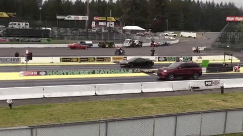 Xem chiếc SUV nhanh nhất của Jeep đua drag cùng với siêu xe McLaren 570S Xem chiếc SUV nhanh nhất của Jeep đua drag cùng với siêu xe McLaren 570S