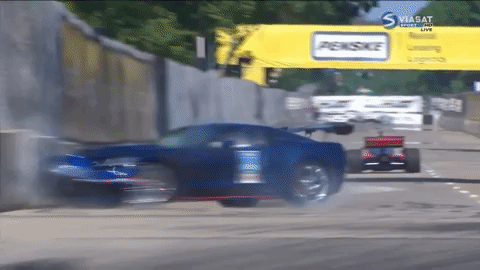 Mark Reuss bị mất lái Chevrolet Corvette ZR1 ở một góc cua và gây ra vụ tai nạn đáng tiếc