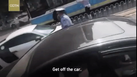 Siêu xe Audi R8 tông vào cảnh sát trên đường bỏ chạy