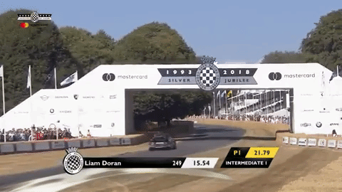 Dàn áo đuôi xe chiếc Ford RS200 nổ tung khi đang chạy tại đường đua ở lễ hội Goodwood Festival of Speed