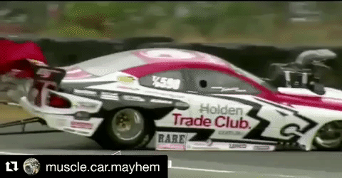 Chiếc xe đua drag lật vài vòng trên đường đua do vướng dây dù cản gió vào đối thủ