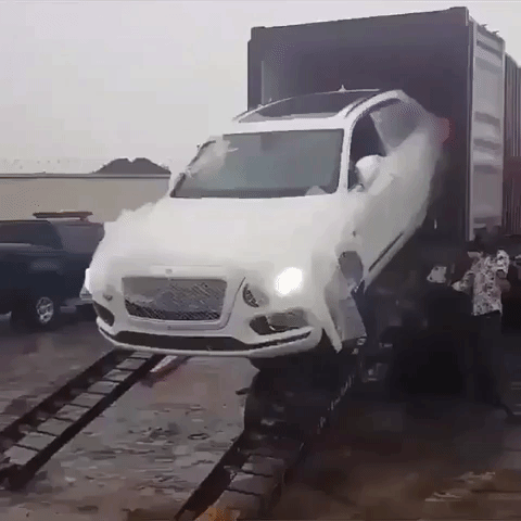 Rớt tim với màn vận chuyển SUV siêu sang Bentley Bentayga