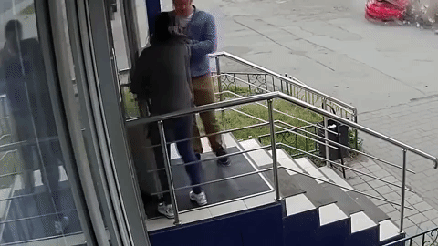 Nhờ có cầu thang trước cửa tiệm cầm đồ nên 2 người thoát chết trong gang tấc Nhờ có cầu thang trước cửa tiệm cầm đồ nên 2 người thoát chết trong gang tấc