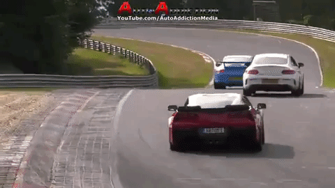 Tài xế và cô gái thản nhiên xem điện thoại sau tai nạn với chiếc Chevrolet Corvette Z06 Tài xế và cô gái thản nhiên xem điện thoại sau tai nạn với chiếc Chevrolet Corvette Z06