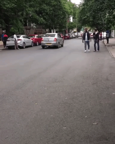 Nam thanh niên giật bắn người với âm thanh các siêu xe đua nhau trên đường phố Nam thanh niên giật bắn người với âm thanh các siêu xe đua nhau trên đường phố