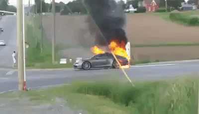 Porsche 911 bốc cháy dữ dội bên đường Porsche 911 bốc cháy dữ dội bên đường