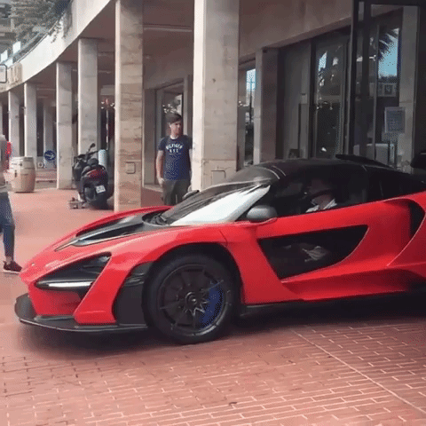 Để đưa siêu xe triệu đô McLaren Senna vào showroom không hề đơn giản Để đưa siêu xe triệu đô McLaren Senna vào showroom không hề đơn giản