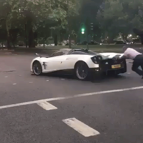 Cộng đồng mạng thích thú với video người đàn ổng đẩy siêu xe Pagani Huayra vào lề đường Cộng đồng mạng thích thú với video người đàn ổng đẩy siêu xe Pagani Huayra vào lề đường