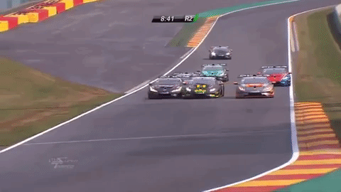 Khoảnh khắc 2 chiếc xe đua Huracan va quẹt vào nhau và 1 chiếc tông thẳng vào hàng rào chắn đang có 4 kỹ thuật viên đứng