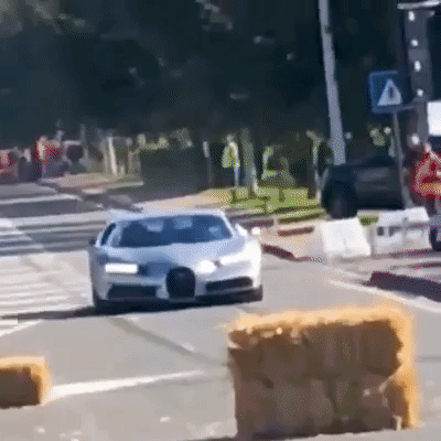 Siêu xe Lamborghini Aventador SV lao lên bãi cỏ, Bugatti Chiron tông vật cản Siêu xe Lamborghini Aventador SV lao lên bãi cỏ, Bugatti Chiron tông vật cản