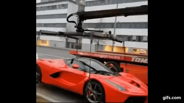 Siêu xe triệu đô Ferrari LaFerrari tại Áo bị xe cứu hộ Siêu xe triệu đô Ferrari LaFerrari tại Áo bị xe cứu hộ