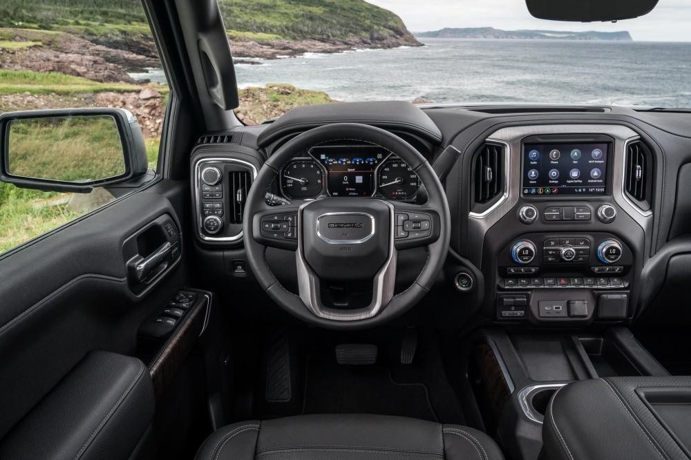 GMC Sierra Denali có nội thất sang trọng và được trang bị nhiều tiện ích cao cấp