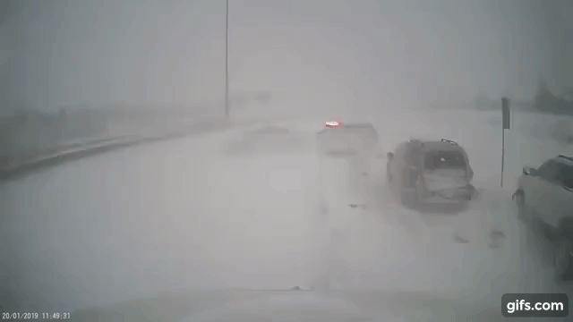 Tai nạn liên hoàn khi tài xế xe tải lái xe trên cao tốc tuyết rơi dày đặc Tai nạn liên hoàn khi tài xế xe tải lái xe trên cao tốc tuyết rơi dày đặc