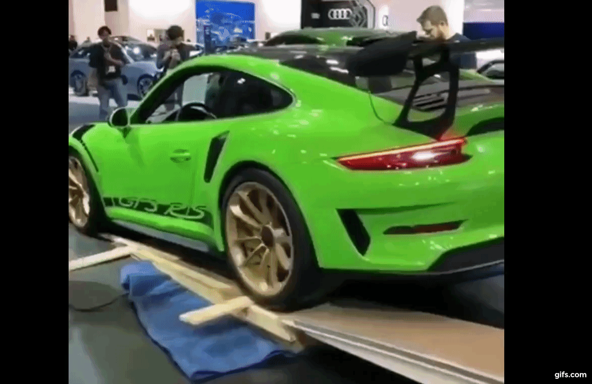 Xót xa với màn vận chuyển siêu xe Porsche 911 GT3 RS đời 2019 vào triển lãm Xót xa với màn vận chuyển siêu xe Porsche 911 GT3 RS đời 2019 vào triển lãm
