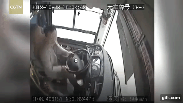 Nữ hành khách đánh nhau với tài xế xe buýt