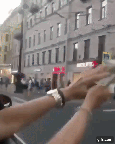 Đăng video ném tiền ra ngoài cửa sổ ô tô lên mạng, hội con nhà giàu bị cảnh sát vào cuộc điều tra Đăng video ném tiền ra ngoài cửa sổ ô tô lên mạng, hội con nhà giàu bị cảnh sát vào cuộc điều tra