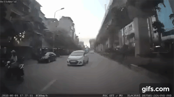 Khoảnh khắc chiếc Hyundai Grand i10 đâm ngã người phụ nữ đi xe máy