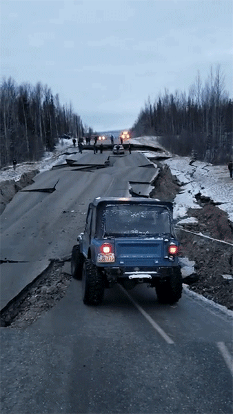 Khoảnh khắc chiếc Jeep CJ-7 vượt qua đoạn đường tưởng chừng như không thể đi được