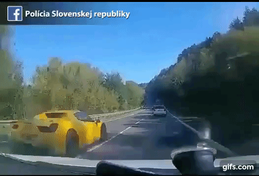 Cuộc đua của siêu xe Ferrari 458 mui trần và Porsche Cayenne kết thúc bằng vụ tai nạn thương tâm Cuộc đua của siêu xe Ferrari 458 mui trần và Porsche Cayenne kết thúc bằng vụ tai nạn thương tâm