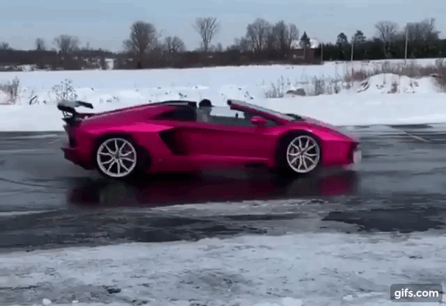 Lamborghini Aventador LP700-4 mui trần đốt lốp trên con đường 2 bên phủ đầy tuyết