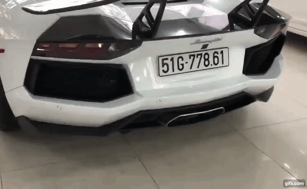Siêu xe Lamborghini Aventador LP700-4 màu trắng nẹt pô khạc lửa trong công ty nhập khẩu tư nhân quận 5 ngày mùng 1 Tết Kỷ Hợi