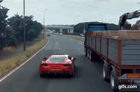 Sự thật đằng sau video siêu xe Ferrari 488 GTB chui gầm xe tải để trốn cảnh sát đuổi theo Sự thật đằng sau video siêu xe Ferrari 488 GTB chui gầm xe tải để trốn cảnh sát đuổi theo