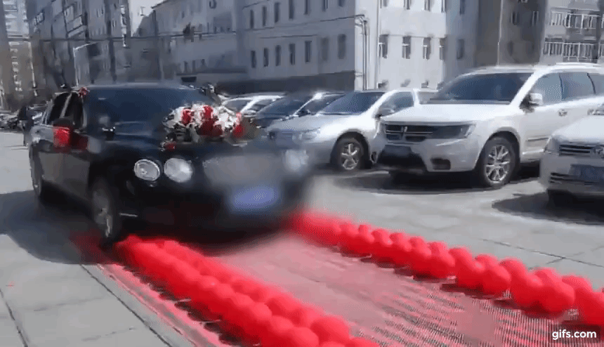 Nhà giàu Trung Quốc chọn xe siêu sang Bentley ép hàng ngàn quả bóng bay thay vì đốt pháo Nhà giàu Trung Quốc chọn xe siêu sang Bentley ép hàng ngàn quả bóng bay thay vì đốt pháo