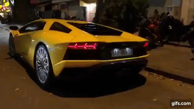 Phấn khích trong ngày khai trương đại lý Aston Martin Việt Nam, chủ Lamborghini liên tục nẹt pô Phấn khích trong ngày khai trương đại lý Aston Martin Việt Nam, chủ Lamborghini liên tục nẹt pô