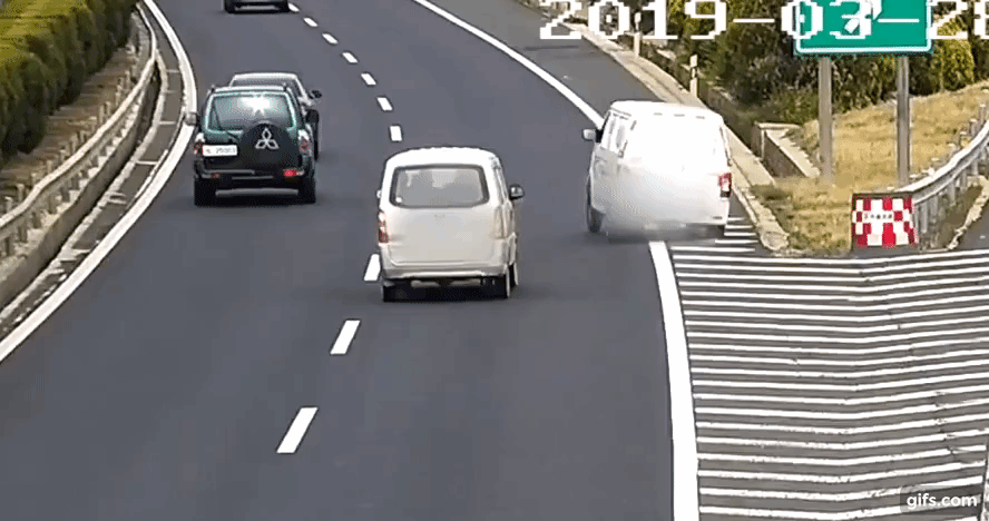 Dừng xe đột ngột trên cao tốc, hành động Dừng xe đột ngột trên cao tốc, hành động