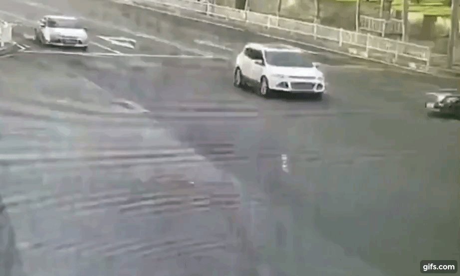 Xe sang Mercedes-Benz tông vào Ford ở ngã tư, thiệt hại ước tính hơn 1 tỷ đồng Xe sang Mercedes-Benz tông vào Ford ở ngã tư, thiệt hại ước tính hơn 1 tỷ đồng