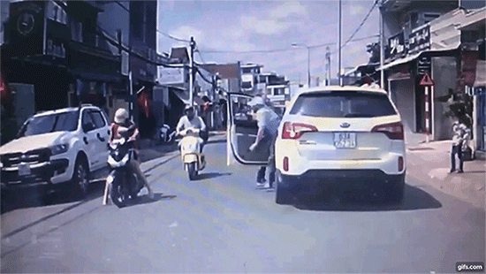 Đồng Nai: Tài xế bị cư dân mạng truy tìm vì tát người phụ nữ điều khiển xe máy đâm vào con trai mình Đồng Nai: Tài xế bị cư dân mạng truy tìm vì tát người phụ nữ điều khiển xe máy đâm vào con trai mình