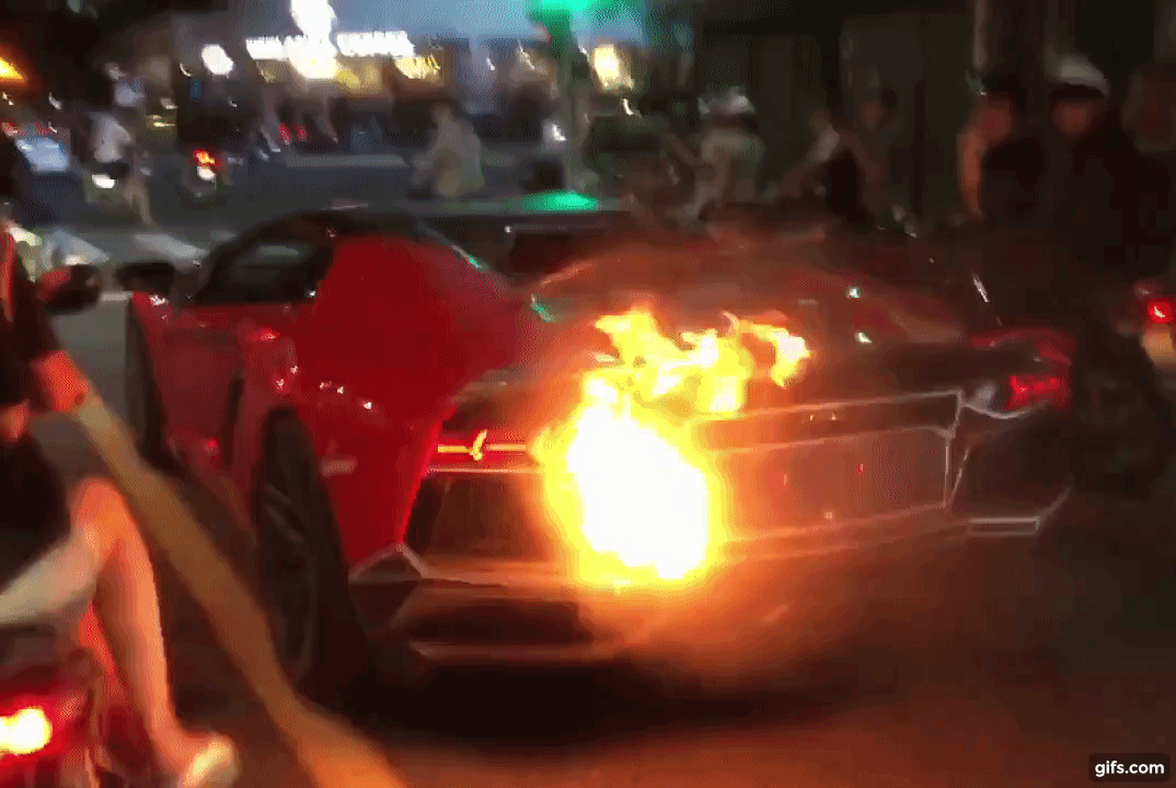 Lamborghini Aventador LP700-4 mui trần cháy ở Đà Nẵng