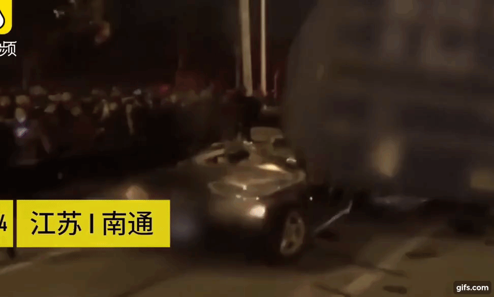 Chiếc ô tô màu đen bị xe container đè bẹp dúm