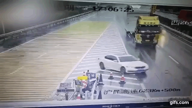 Tài xế BMW chạy ẩu vô tình khiến xe đầu kéo làm rơi container xuống mặt đường cao tốc Tài xế BMW chạy ẩu vô tình khiến xe đầu kéo làm rơi container xuống mặt đường cao tốc