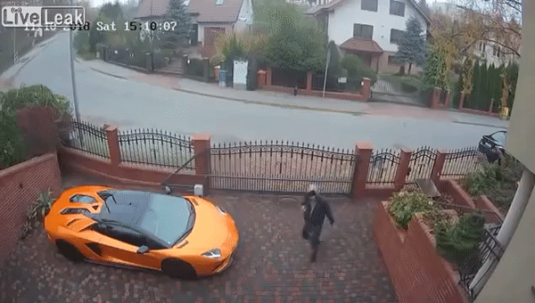 Nam thanh niên đi vòng quanh để cào xước sơn của chiếc Lamborghini Aventador