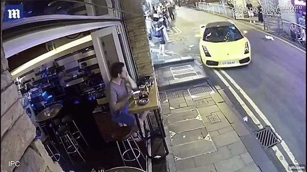 Cụ ông quên kéo phanh tay, Lamborghini Gallardo không người lái lao vào quán bar Cụ ông quên kéo phanh tay, Lamborghini Gallardo không người lái lao vào quán bar