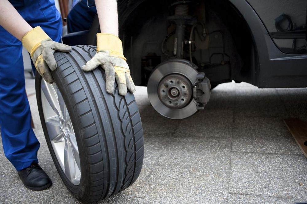 Lốp và phanh cũng bị kiểm soát chặt chẽ để chống ô nhiễm môi trường