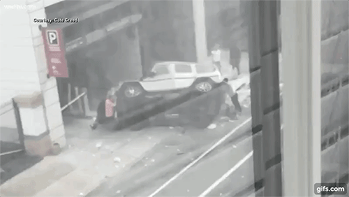 Khoảnh khắc những người xung quanh lật chiếc Mercedes-Benz G-Class lên