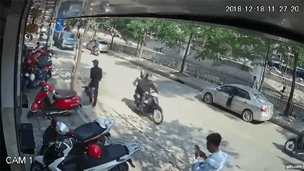 Khoảnh khắc người lái chiếc Toyota Vios mở cửa bất cẩn, gây tai nạn