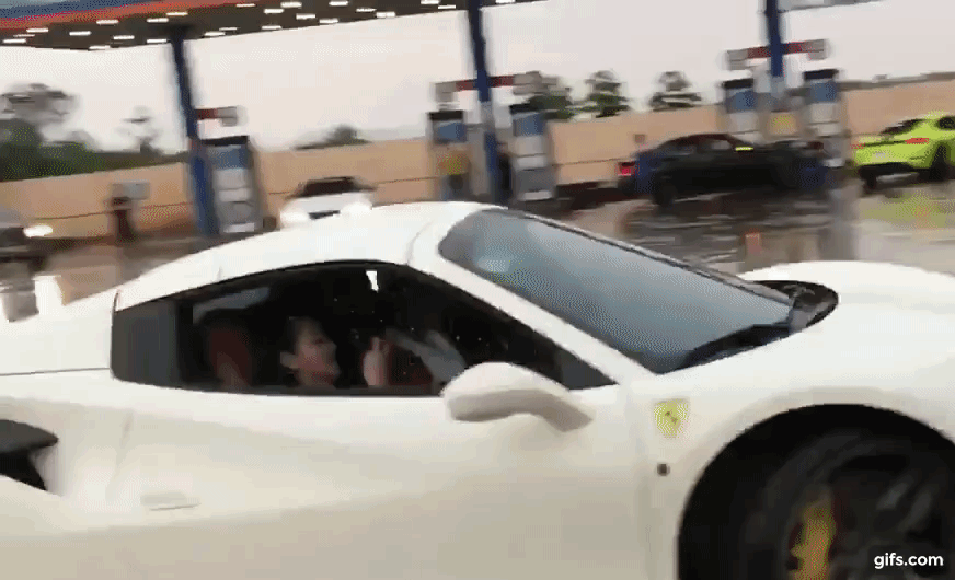 Siêu xe mui trần Ferrari 488 Spider ở Bình Phước được chủ nhân cho thay áo chơi lễ Siêu xe mui trần Ferrari 488 Spider ở Bình Phước được chủ nhân cho thay áo chơi lễ