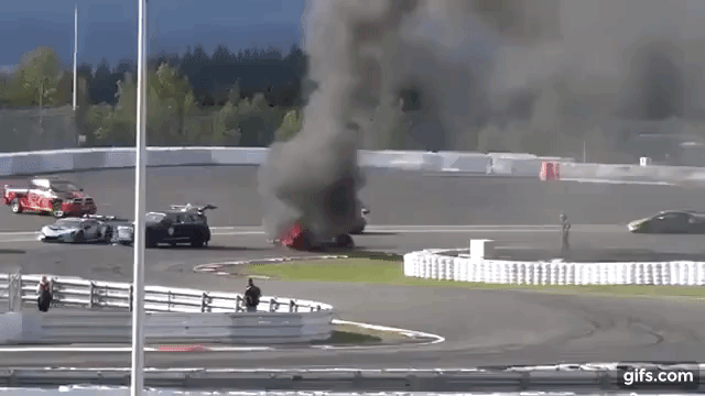Chiếc siêu xe đua Lamborghini Huracan Super Trofeo bốc cháy dữ dội tại cuộc đua diễn ra ở Nurburgring, Đức vào ngày hôm qua